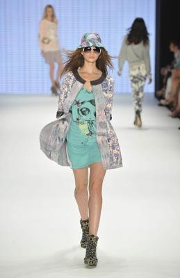 Custo Barcelona presentó su nueva colección para la primavera – verano 2011 en la pasarela de Berlín.