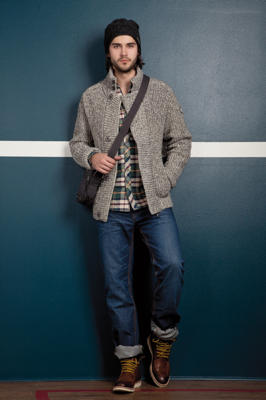 Hombres contemporáneos con Chevignon