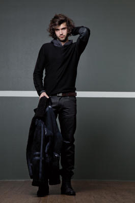 Hombres contemporáneos con Chevignon