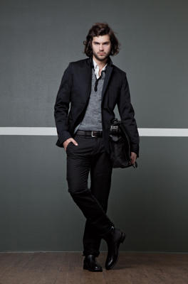 Hombres contemporáneos con Chevignon